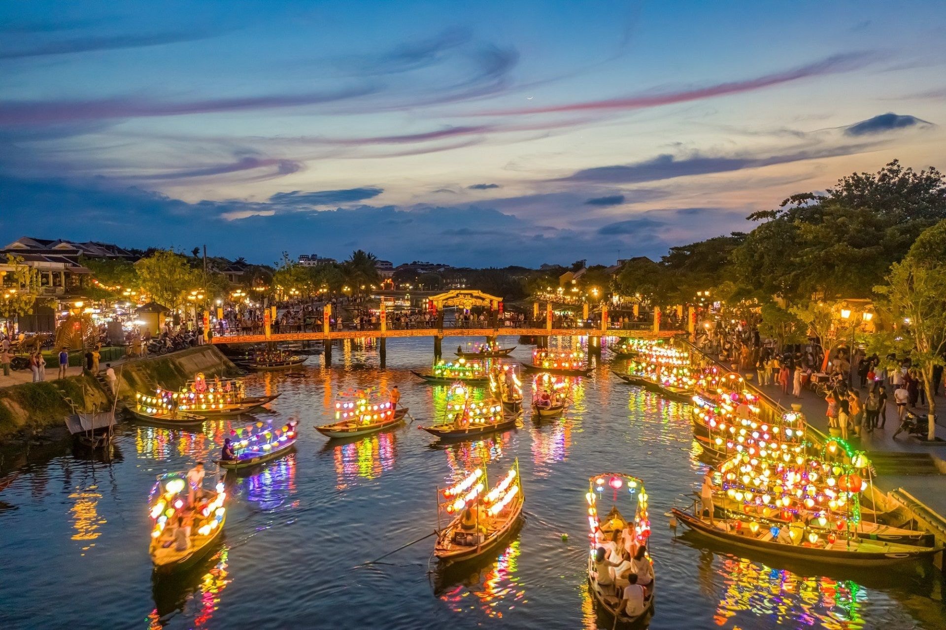 To get to Hoi An from Singapore, travelers need to go through two stages of the journey